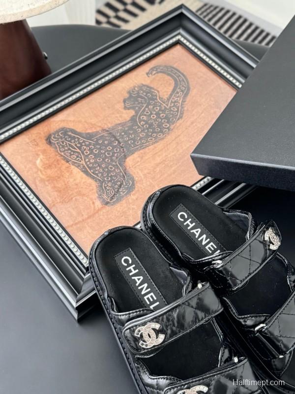 2025 Women Chanel Black Patent Leather Slippers LY00310