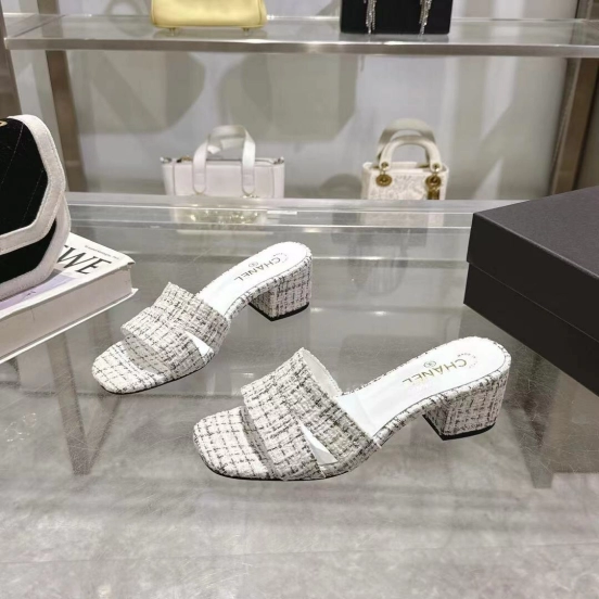 2025 Women Chanel White Black Tweed Slippers LY00280