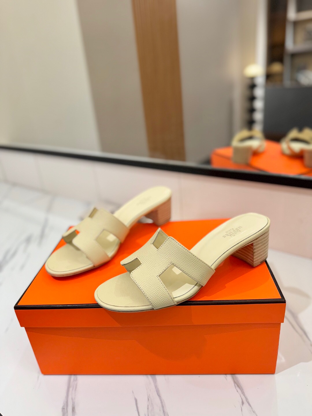 2025 Women Hermès Cream Leather Sandals