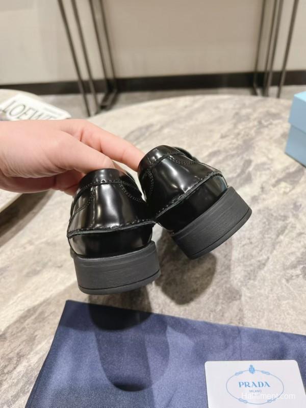 2025 Women Prada Black Leather Loafer KFY00270