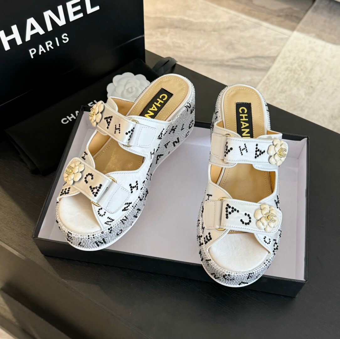 2025 CHANEL White Leather Slippers LY00330