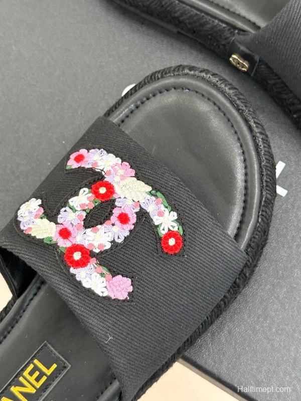 2025 Slippers Chanel Black Embroidered Fabric Slippers