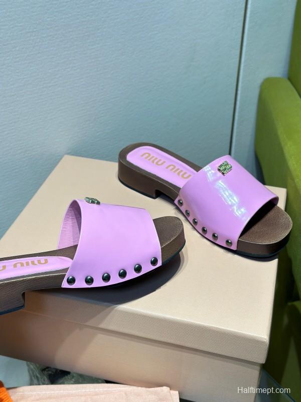 2025 Slippers Miumiu Purple Patent Leather Slippers KFY00230