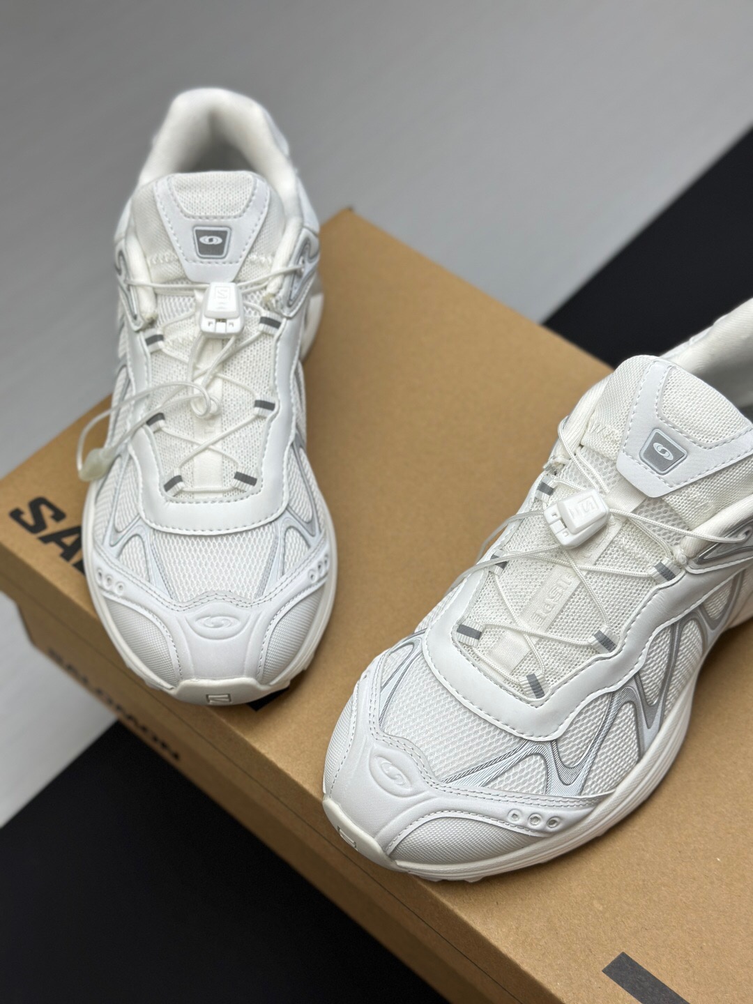 2025 Unisex SALOMON White Cream Leather Mesh Outdoor Sneakers KFY00320