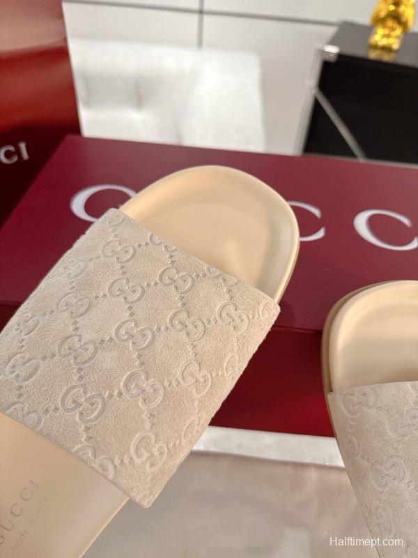 2025 Unisex Gucci Beige Embossed Leather Slippers Double G AS00240