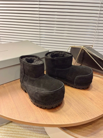 Balenciaga Oversized High Heel Snow Boots with Chunky Design - AS00500