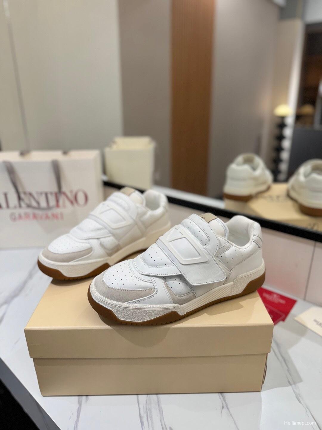 VALENTINO 2025 SS Casual Sneakers with V-Strap Design - AS00410
