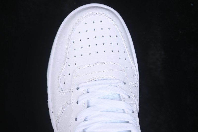 Nike SB Dunk Low Retro Skateboarding Shoes in White and Grey - 355152-106