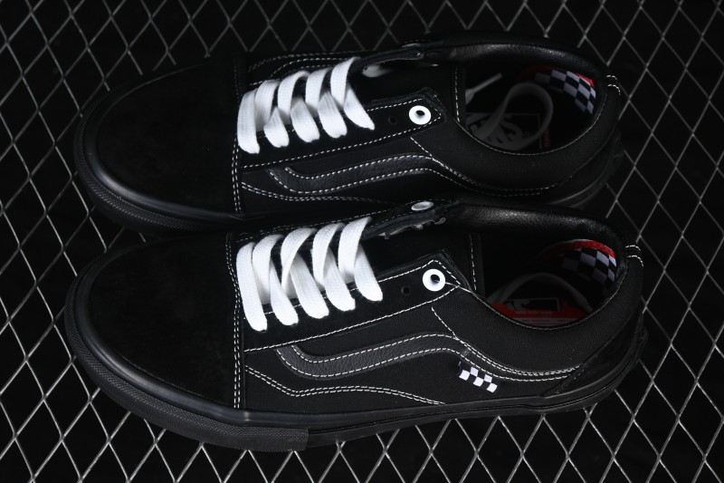 Vans Old Skool Low-Top Skateboarding Shoes with Classic Side Stripe - VN0A5FCBBLK