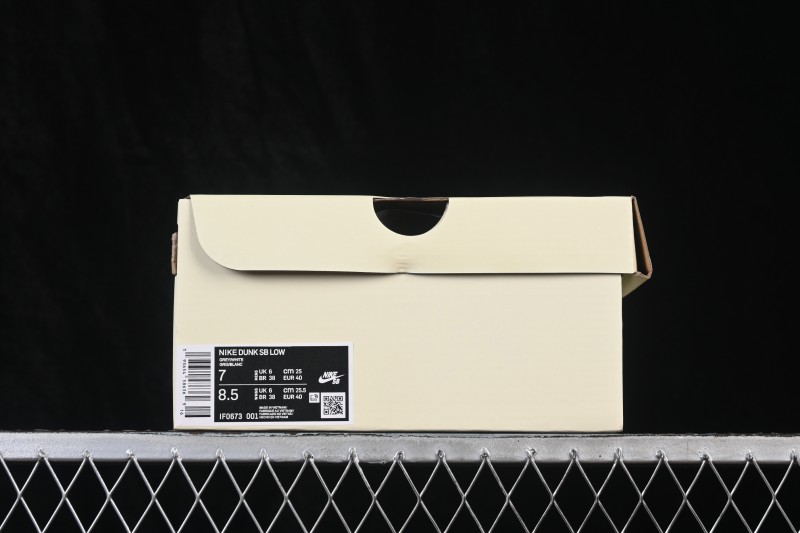Nike SB Dunk Low Skateboarding Shoes with Cushioned Collar - IF0673-001