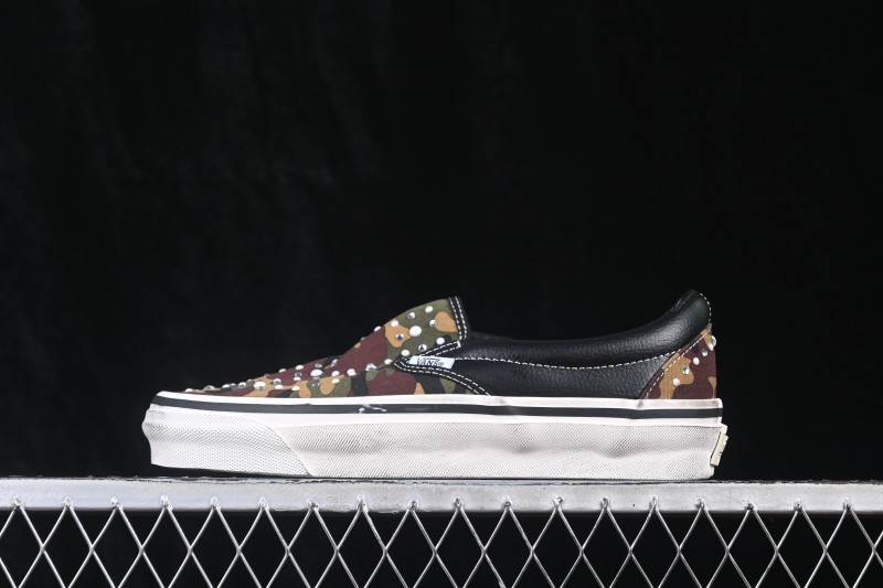 Vans Old Skool Low-Top Skateboarding Shoes with Classic Side Stripe - VN000D9PCAK