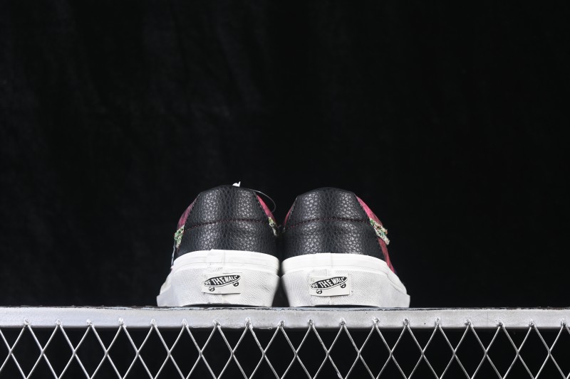 Vans Sk8-Low Casual Skateboarding Shoes with Detachable Badge Embellishments - VN0A4UUK6BT