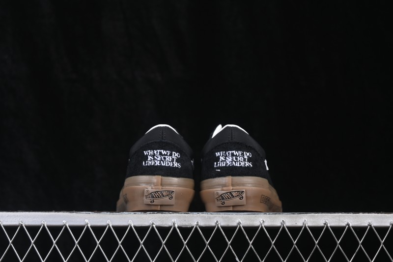 Vans Old Skool Low-Top Casual Skateboarding Shoes with Classic Side Stripe - VN000EJUGR4