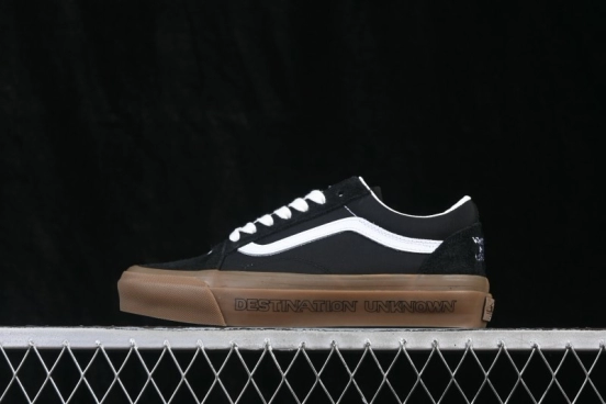 Vans Old Skool Low-Top Casual Skateboarding Shoes with Classic Side Stripe - VN000EJUGR4